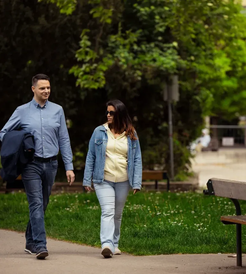 Walk and Talk im Park - Bernhard mit Klientin